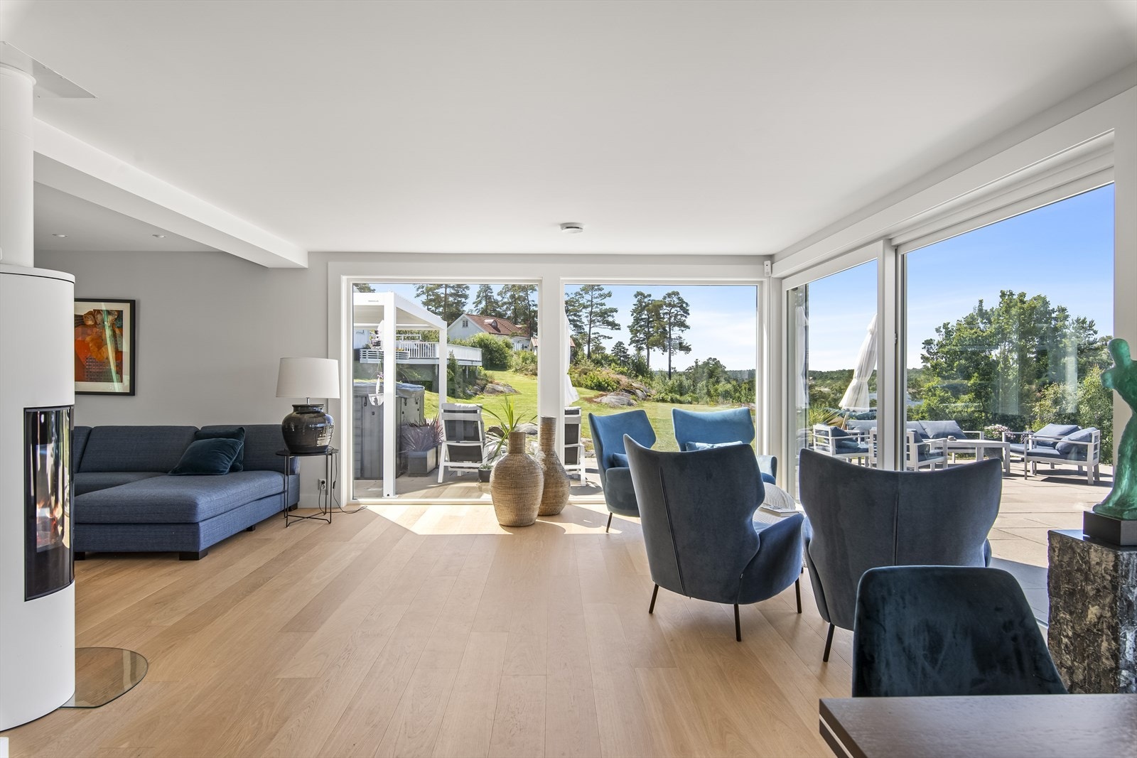 Det er skyvedør ut til romslig terrasseareal. Galleribilde