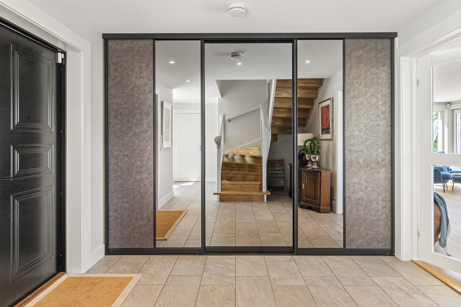 Det er flislagt gulv og downlights i himling. Galleribilde