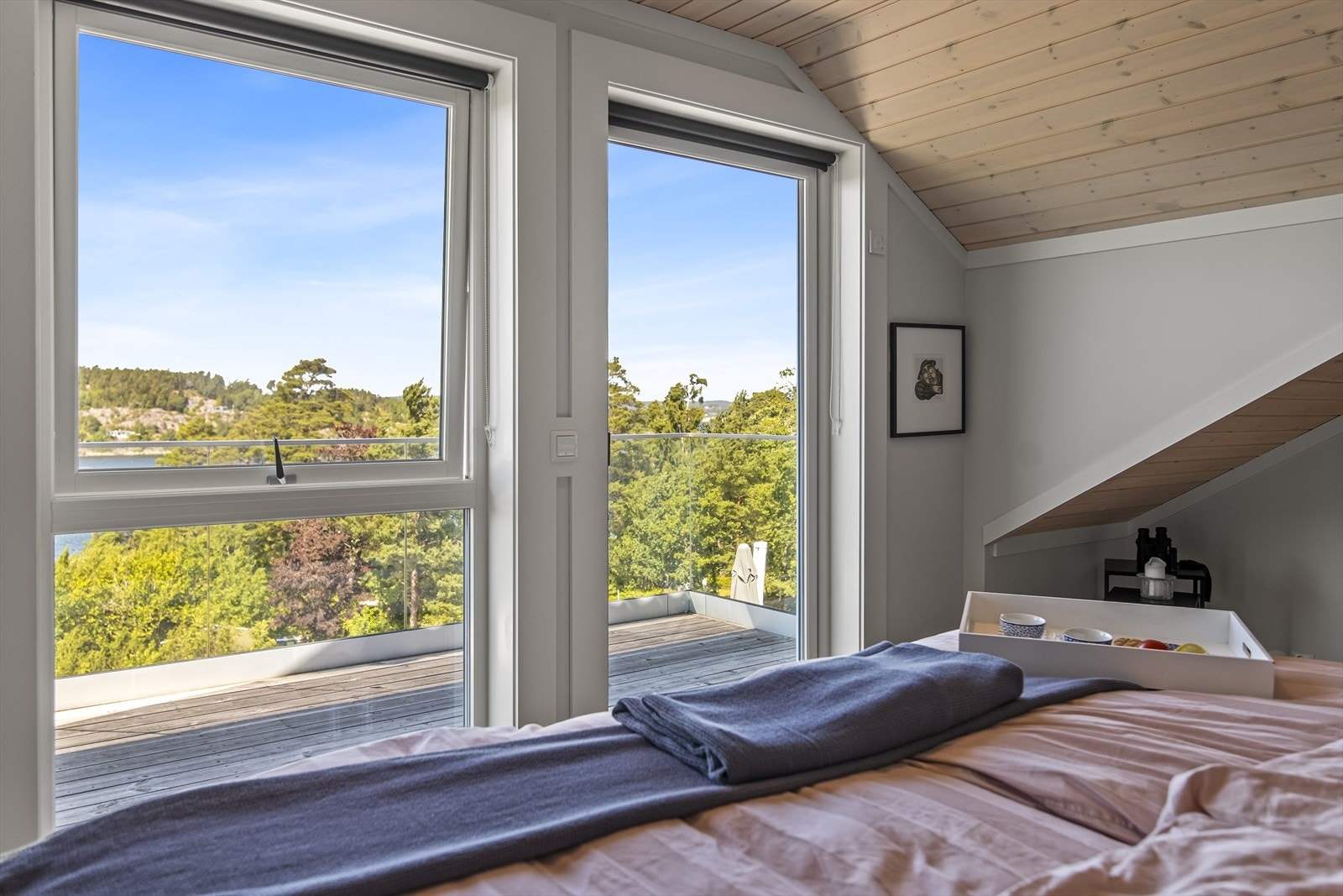 Her er det herlig å våkne opp med kaffekoppen og nydelig utsikt fra sengekanten. Galleribilde