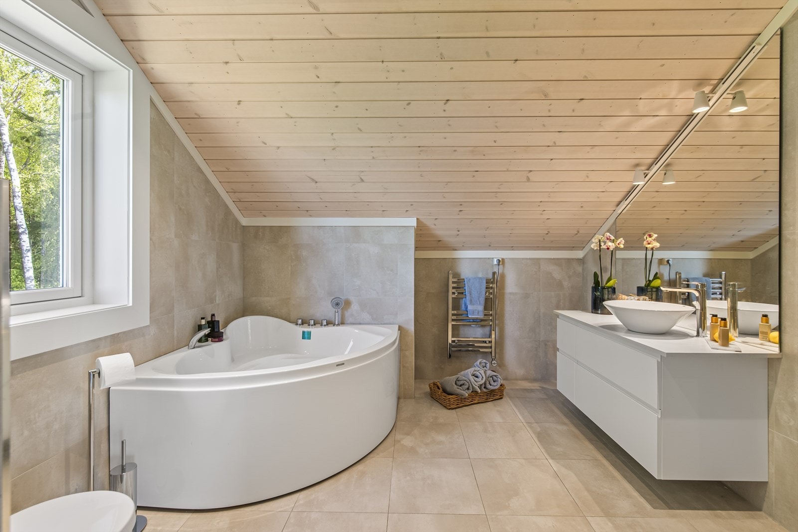 Det ene baderommet ligger i suiteløsning innenfor hovedsoverommet og er pent flislagt med varmekabler i gulvet. Galleribilde