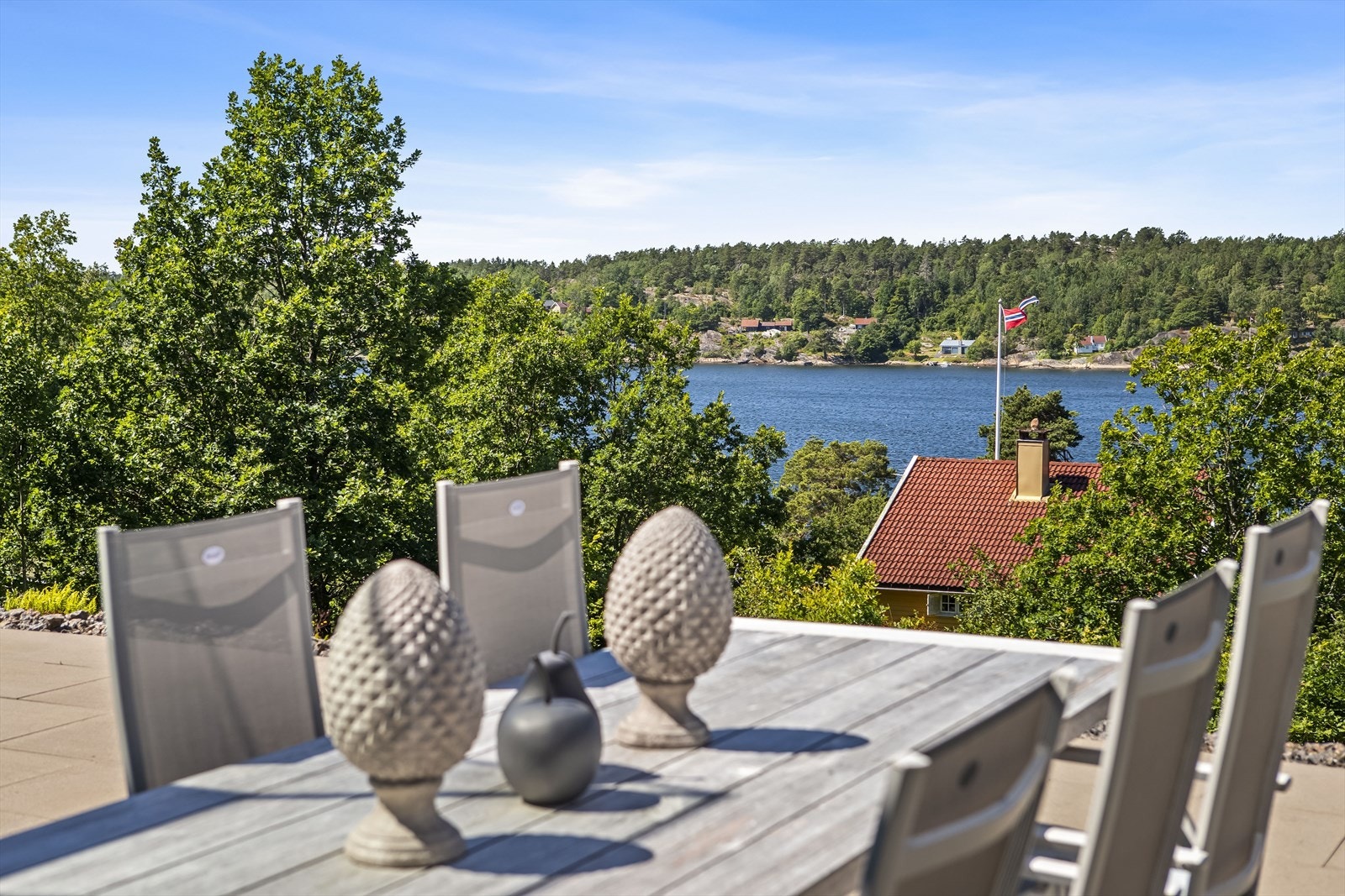 Eiendommen ligger vestvendt og med supre sol- og utsiktsforhold Galleribilde