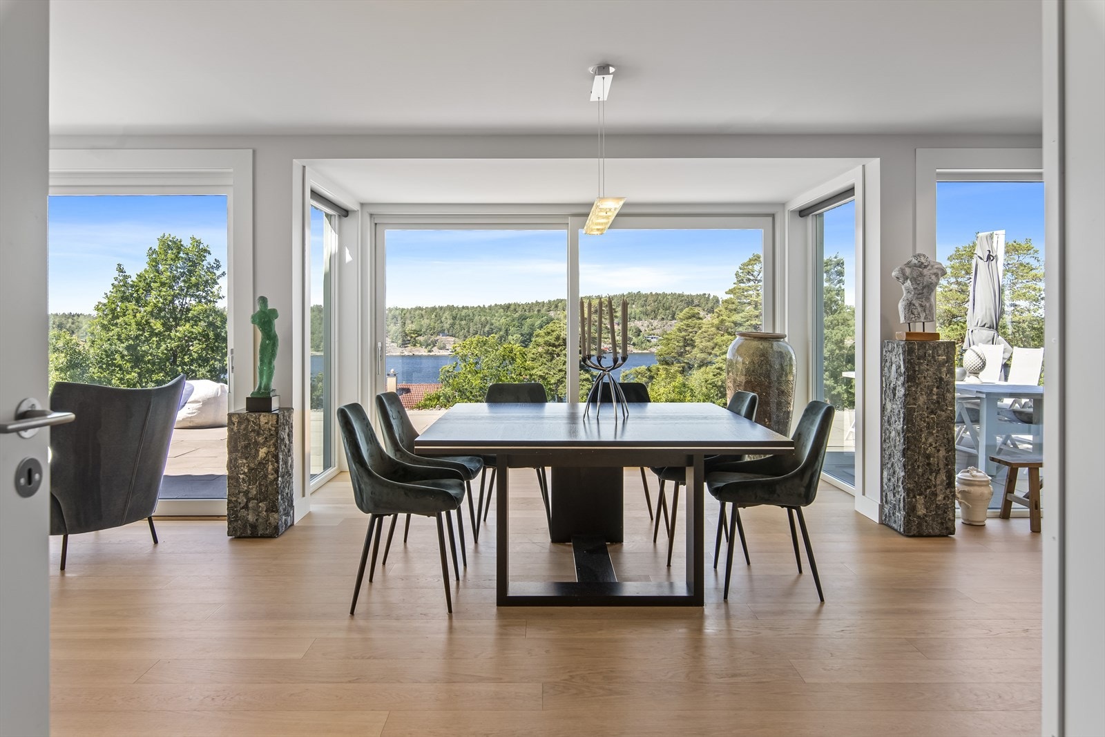 Spisestuen er fint plassert ved karnappet. Galleribilde