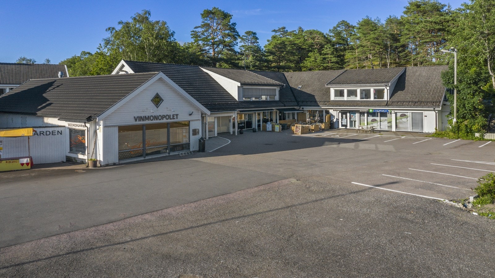 Tjøme sentrum har vinmonopol, apotek, samt flere andre butikker og servicetilbud. Galleribilde