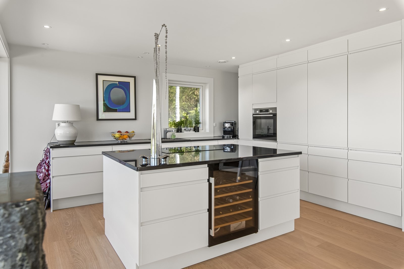 Videre er det integrerte hvitevarer induksjonstopp, stekeovn, oppvaskmaskin, samt kjøl/fryseskap. Galleribilde