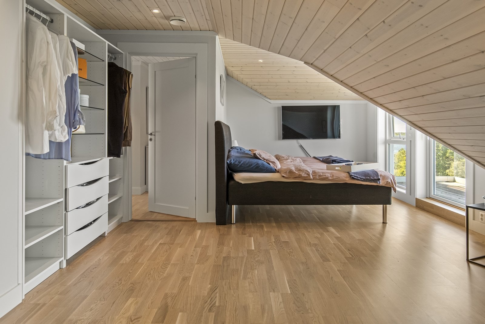 Hovedsoverommet har suiteløsning med adkomst til eget baderom og også utgang til balkong mot vest. Galleribilde