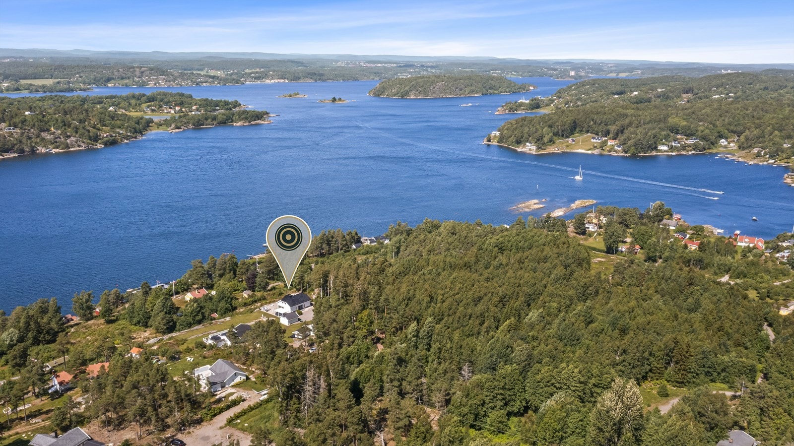 I nærområde ligger bryggeanlegget ved Møllebukta, og en rekke badeplasser langs sundet, som Sundenestranda, Lille Sverige og Langestrand. Galleribilde