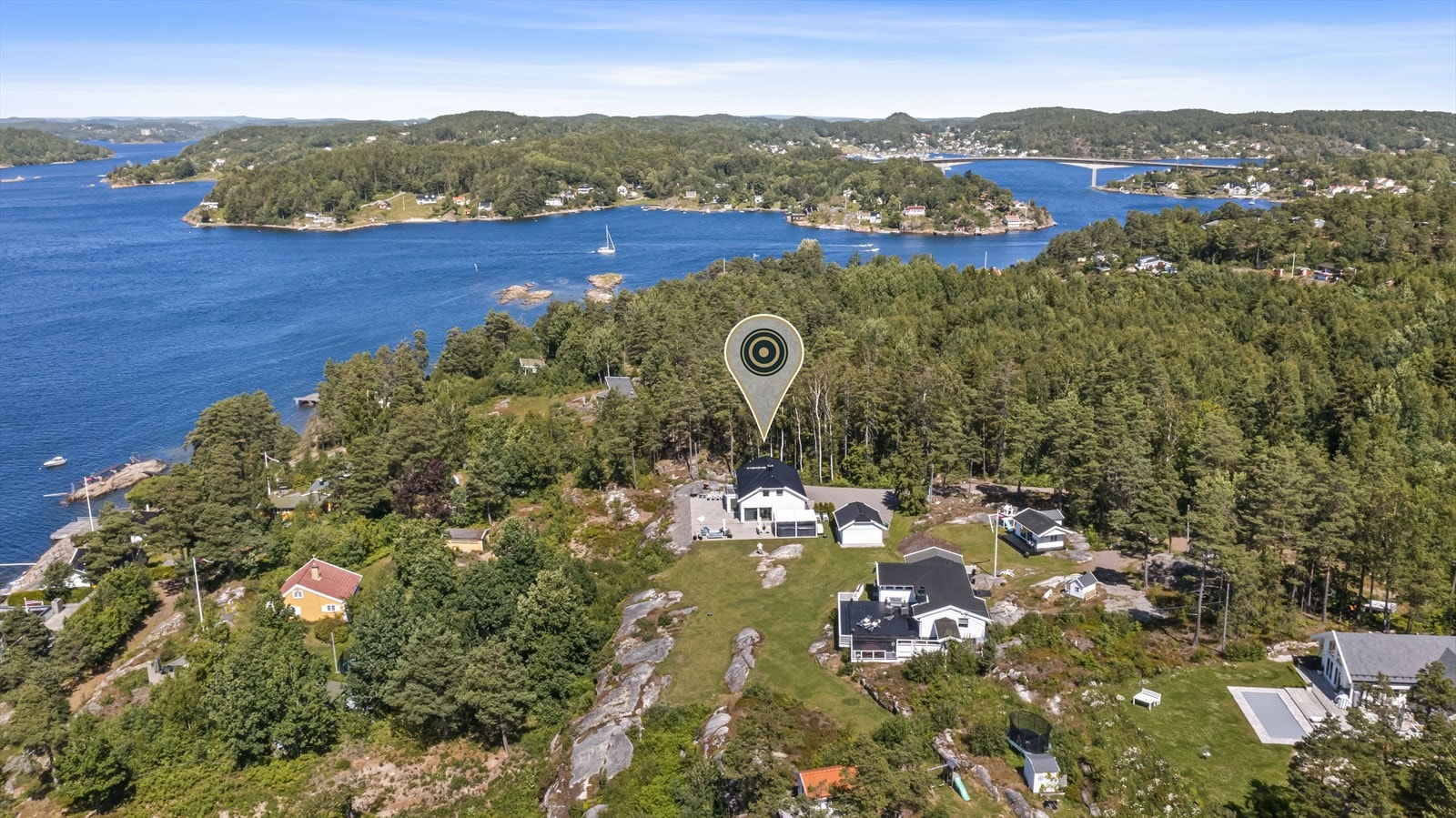 Fra eiendommen er det ca. 8 minutter med bil til Tjøme sentrum, 4,2 km til Kjøpmannskjær og ca. 15 km til Tønsberg sentrum. Nærmeste bussholdeplass ligger på Mølledammen. Galleribilde