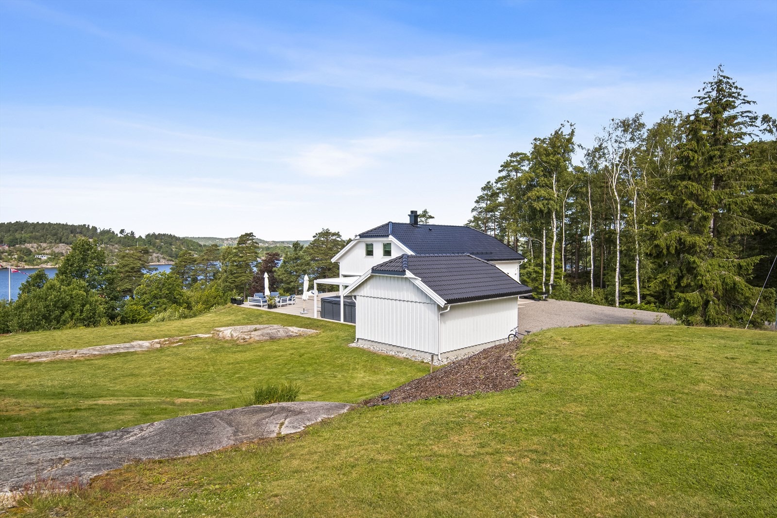 Fra eiendommen er det ca. 10 minutter med bil til Tjøme Golfklubbs idylliske anlegg, en meget velholdt og utfordrende Dobbel Ni bane av høy kvalitet. Galleribilde