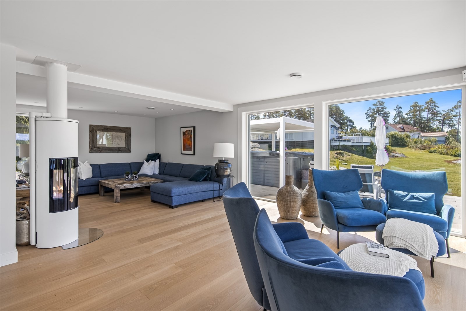 Det er parkett på gulvene og lysmalte veggoverflater som er gjennomgående for hele boligen. Galleribilde