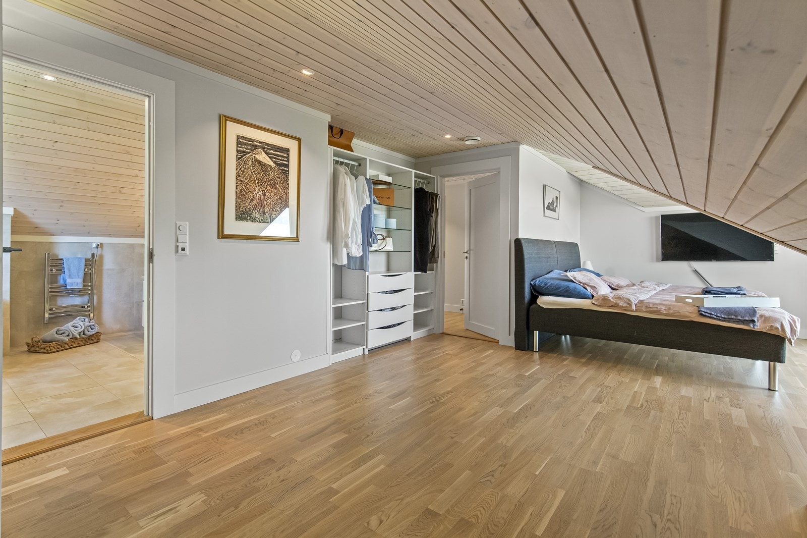 Soverommet er av god størrelse med fint plass til ønskelig møblement som dobbeltseng og garderobeløsning. Galleribilde