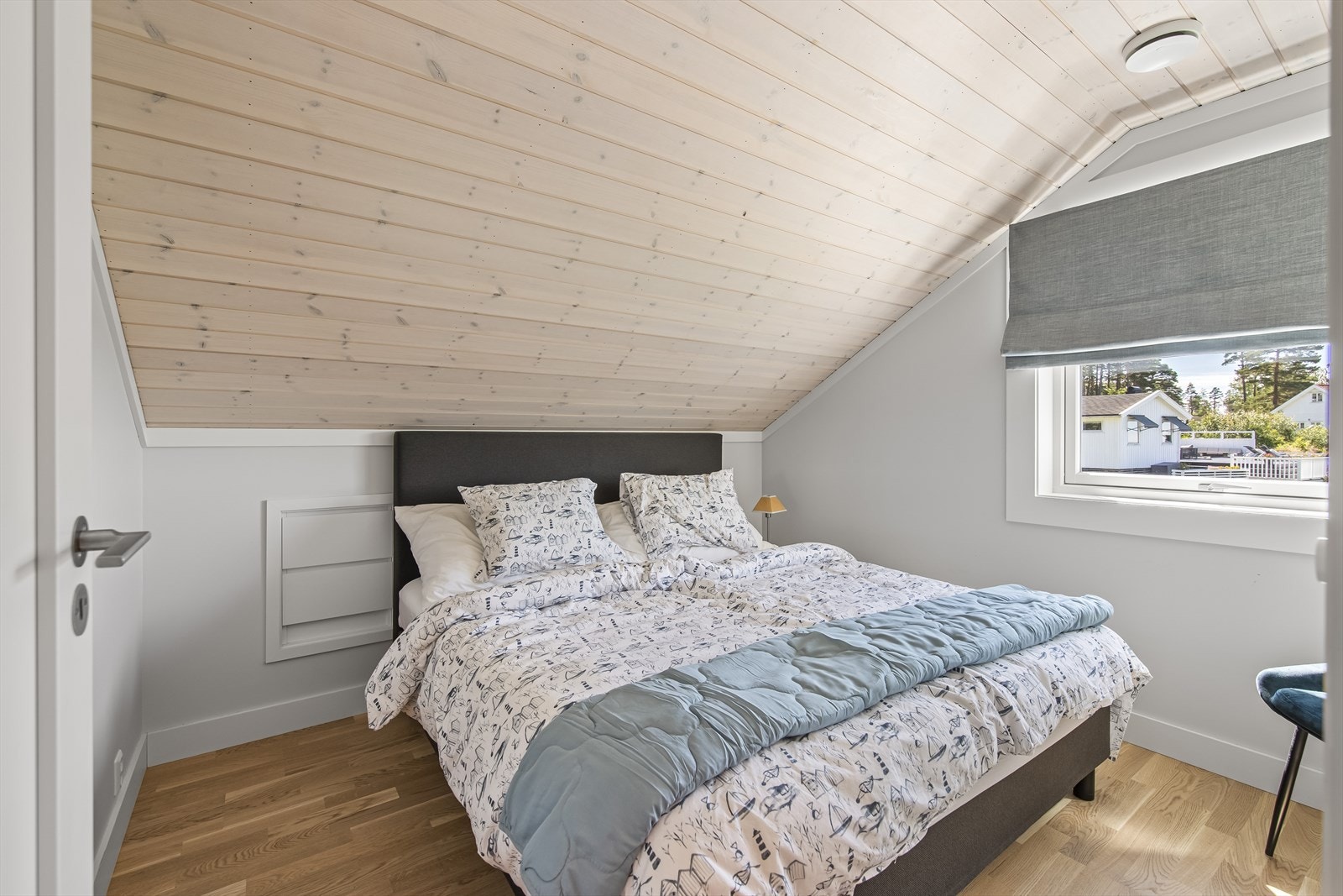 Alle de 3 soverommene ligger praktisk plassert i 2. etasje. Det kan også enkelt gjøres om til 4 soverom om ønskelig. Galleribilde