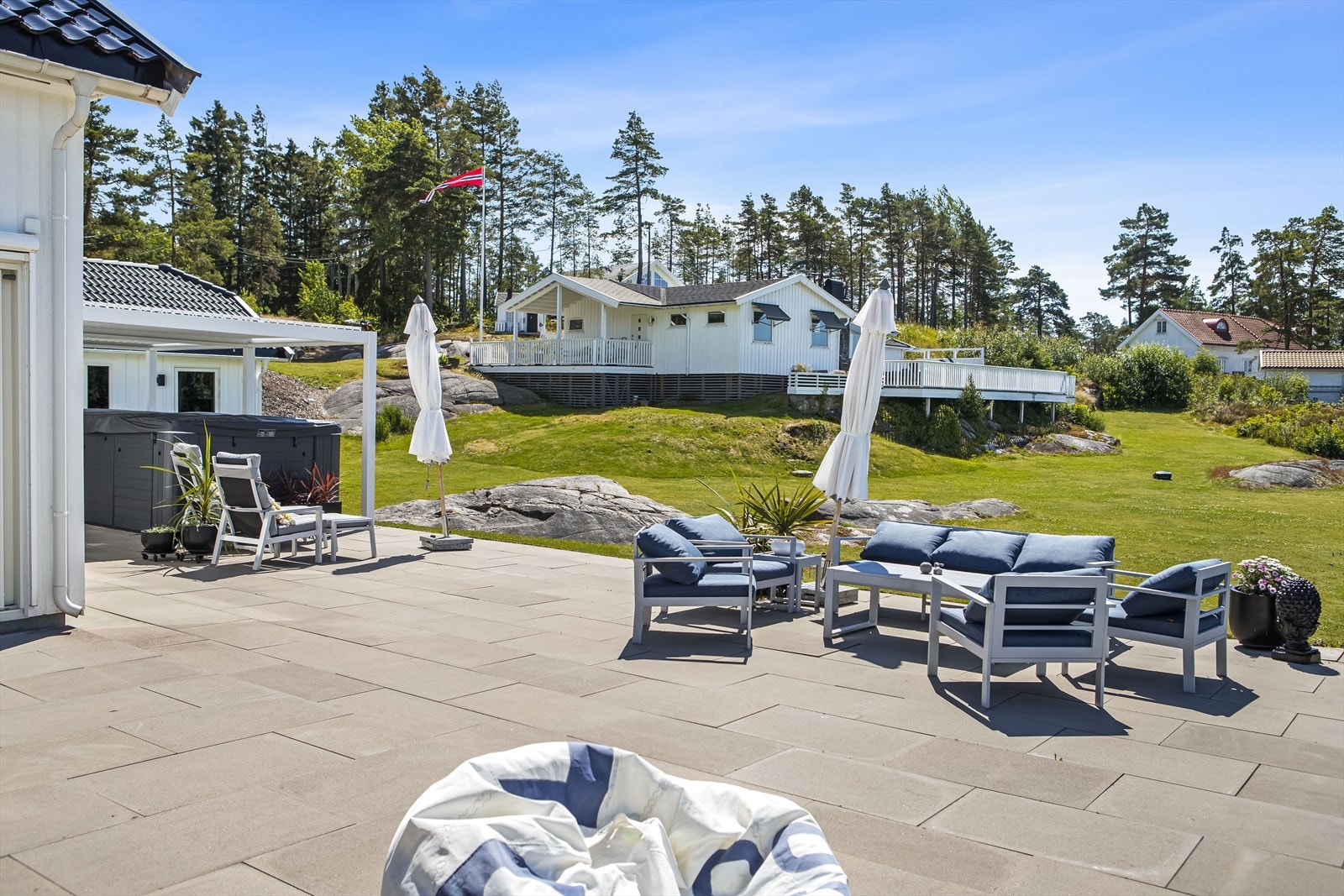 Terrassen har et areal på hele 184 kvm og det er adkomst både fra hagen og fra stuen. Galleribilde