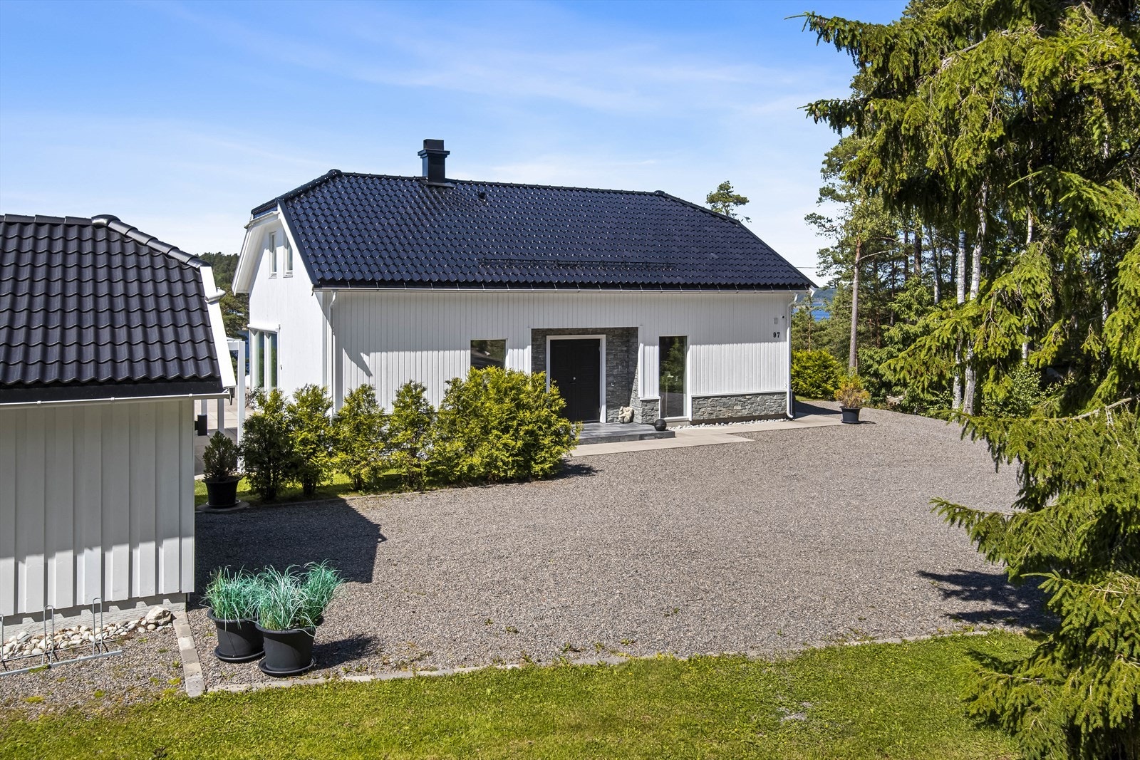 Tilhørende garasje og to ladestasjoner -en på husvegg og en inne i garasjen. Galleribilde