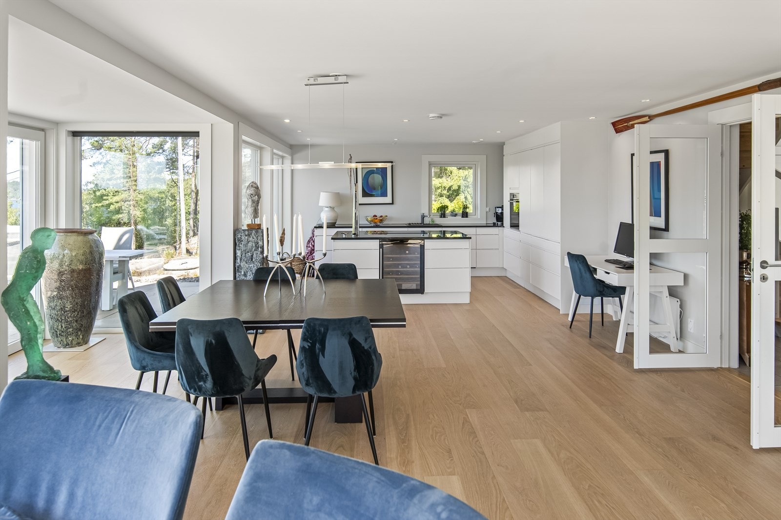 Stuen og kjøkkenet ha ren åpen og sosial løsning, men allikevel fint plassert i hver sin sone. Galleribilde