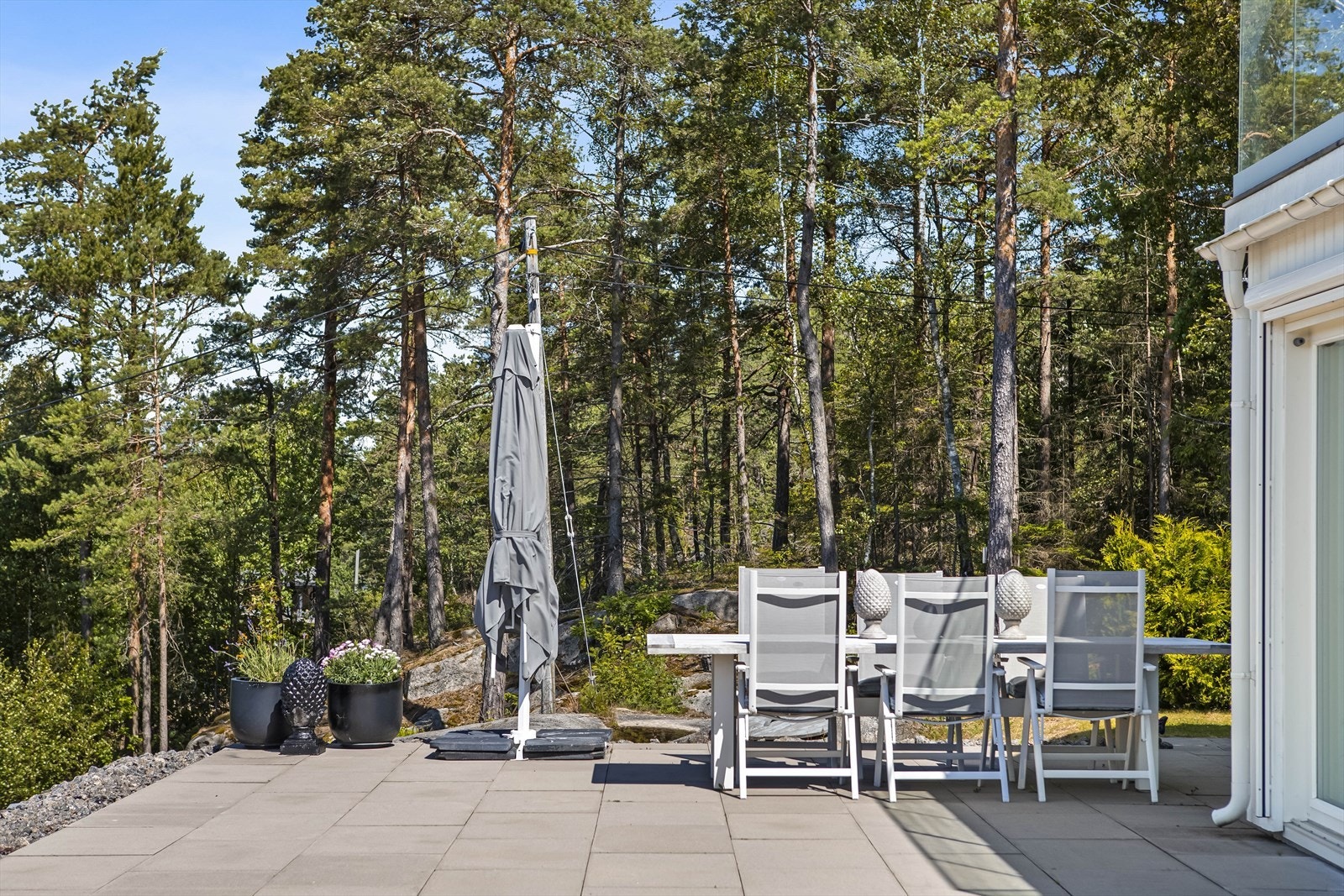 Deler av terrassen har også en skjermet og fin beliggenhet uten innsyn. Galleribilde