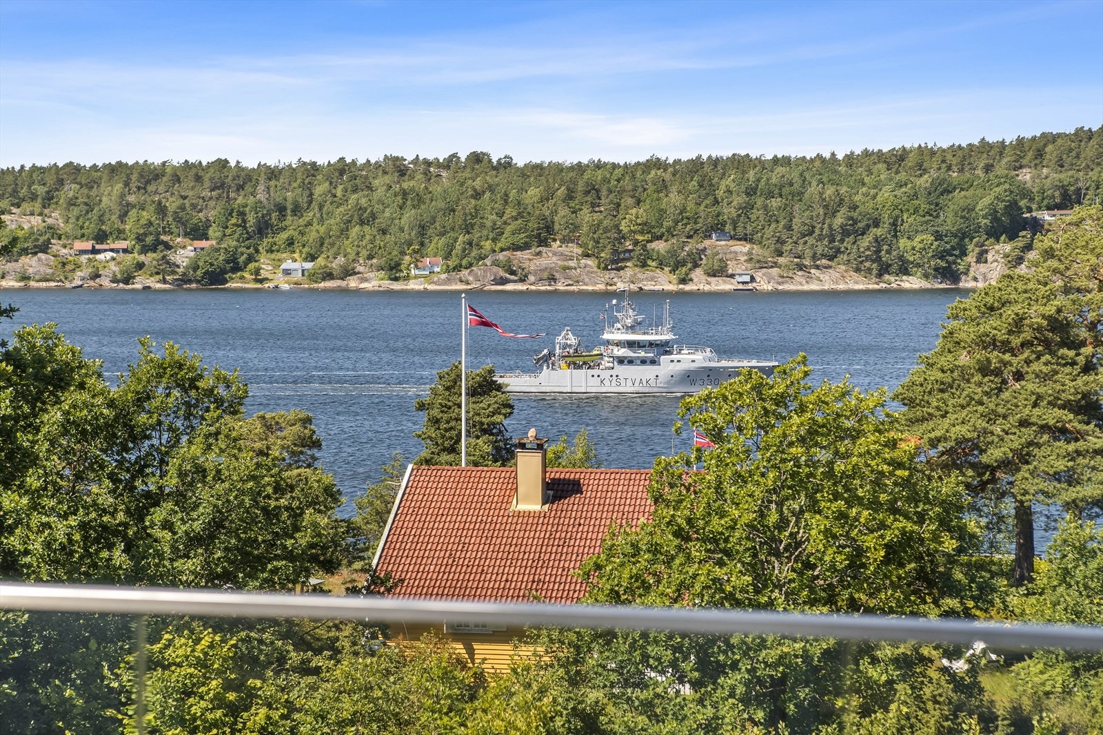 Her ser man ut på båttrafikken som glir forbi. Galleribilde