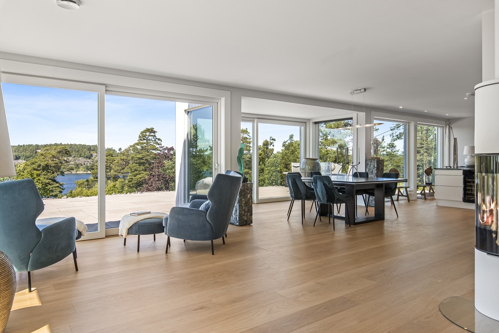 Stuesonen er svært lys og innbydende med generøse vindusflater mot vest fra gulv til tak. Galleribilde