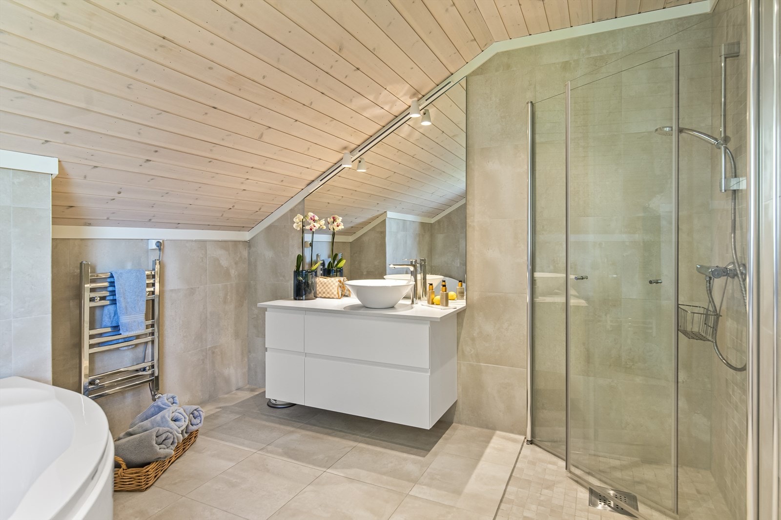 Av innredning er det servantinnredning med speil, dusjnisje med innsvingbare dusjvegger, badekar samt vegghengt toalett. Badet ventileres via ventilasjonsanlegget. Galleribilde