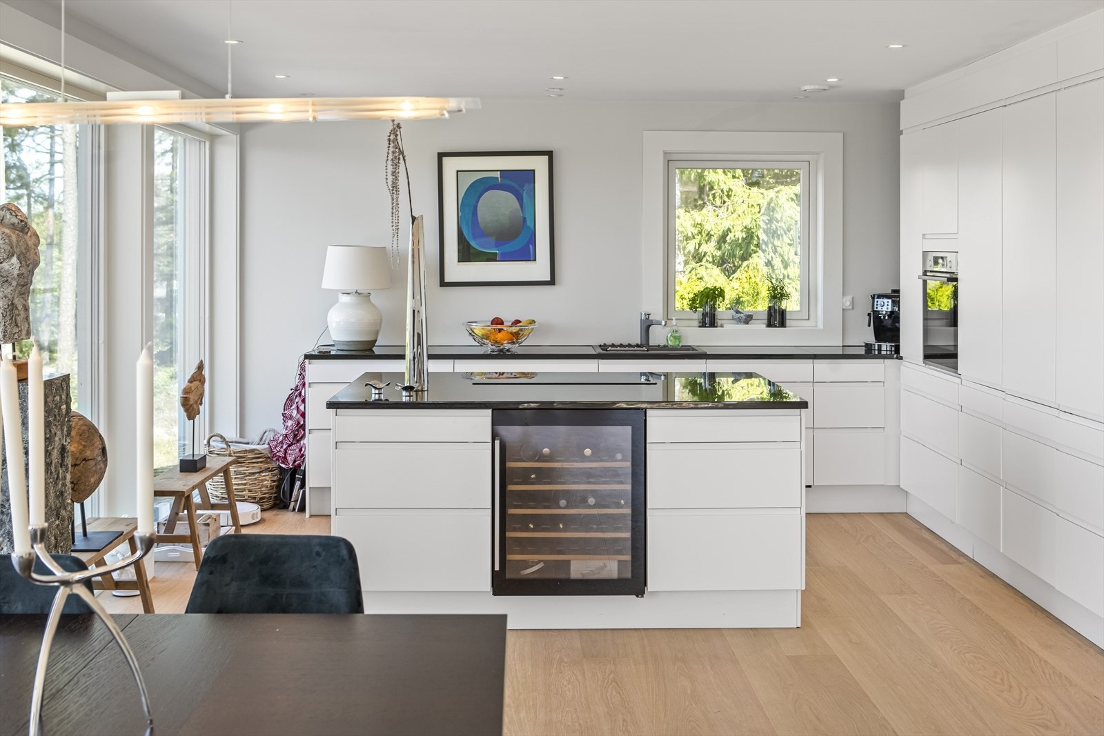 Kjøkkeninnredningen er moderne med slette fronter og stein benkeplater med nedfelt kum. Galleribilde