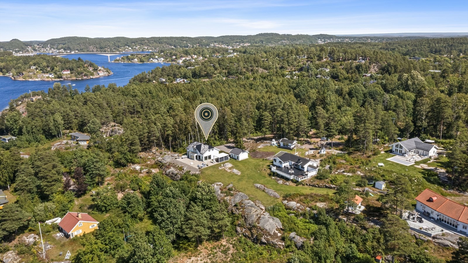 Eiendommen ligger i et idyllisk og barnevennlig område vest for Mølledammen i Færder kommune. Galleribilde