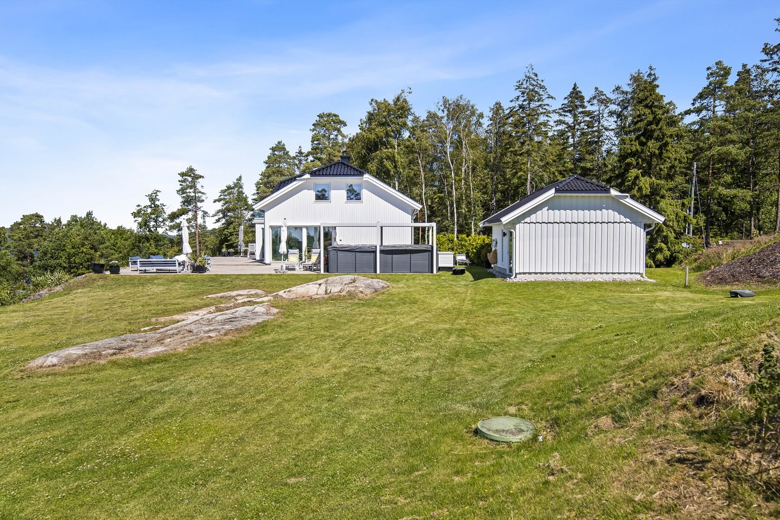 Fint beliggende eiertomt på drøye målet i flatt terreng. Galleribilde