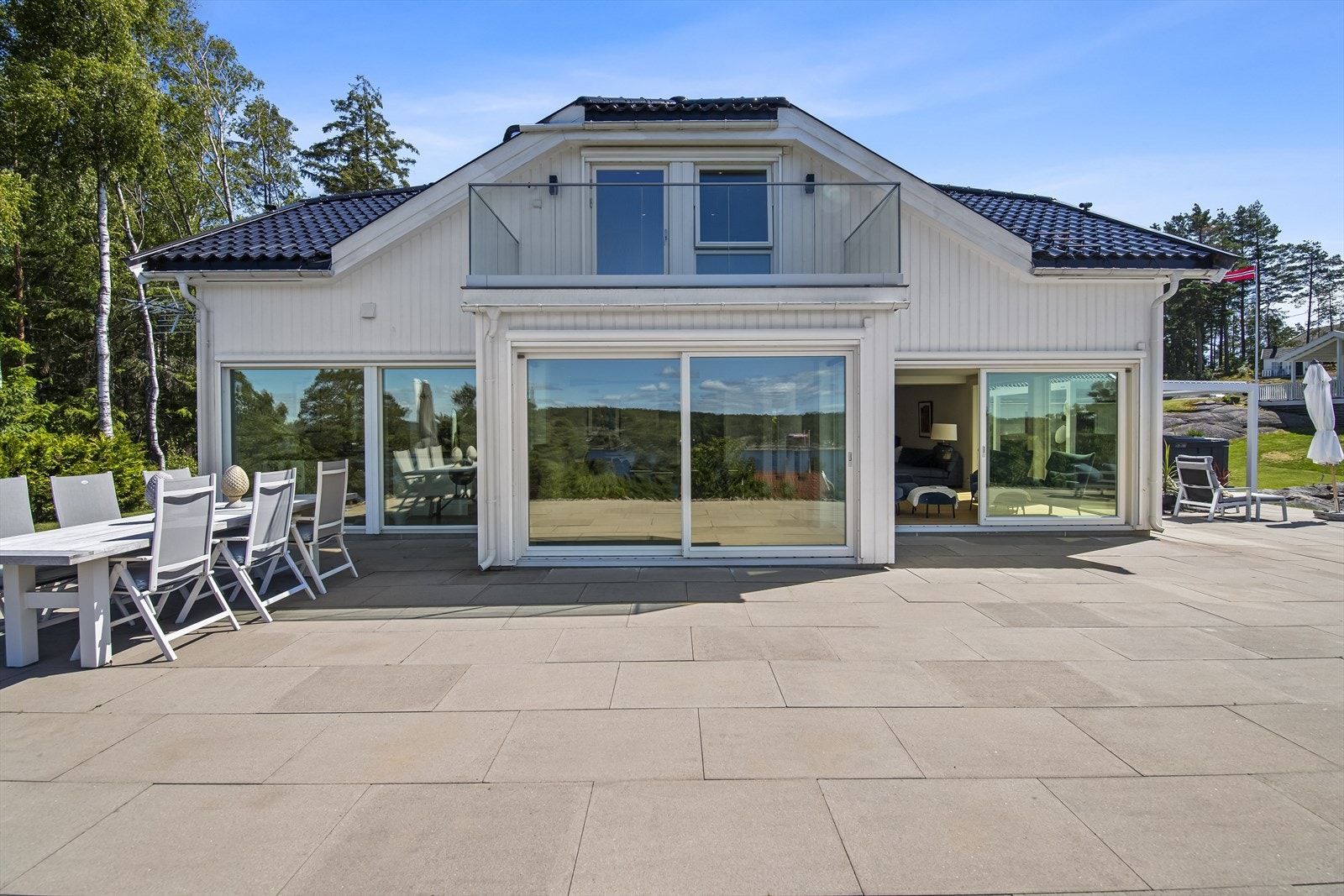 Eiendommen har et stort og ikke minst forseggjort terrassearrangement plassert solrikt i terrengnivået både på eiendommens syd og vestside. Galleribilde