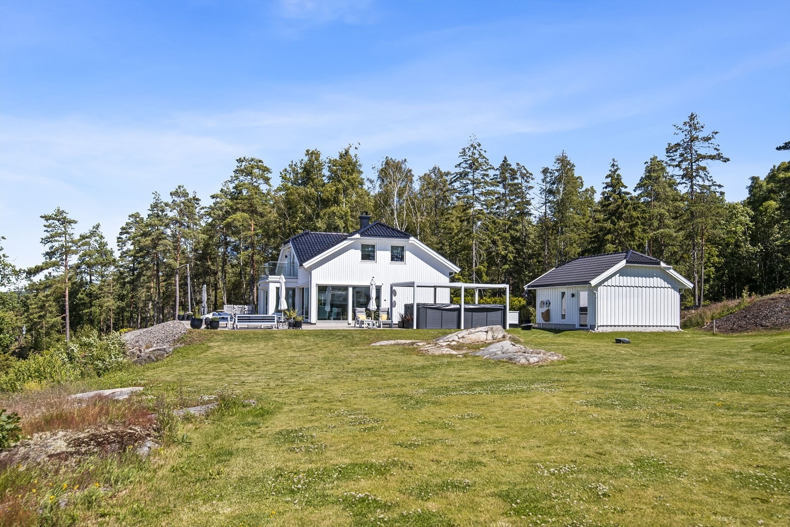 Det er boltreplasss i hagen til glede for både to- og firbeinte. Galleribilde