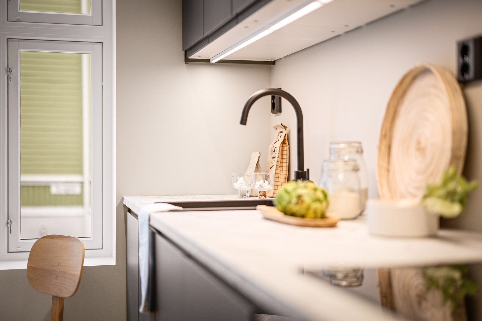 Kjøkkenet er fra IKEA og har integrerte hvitevarer Galleribilde