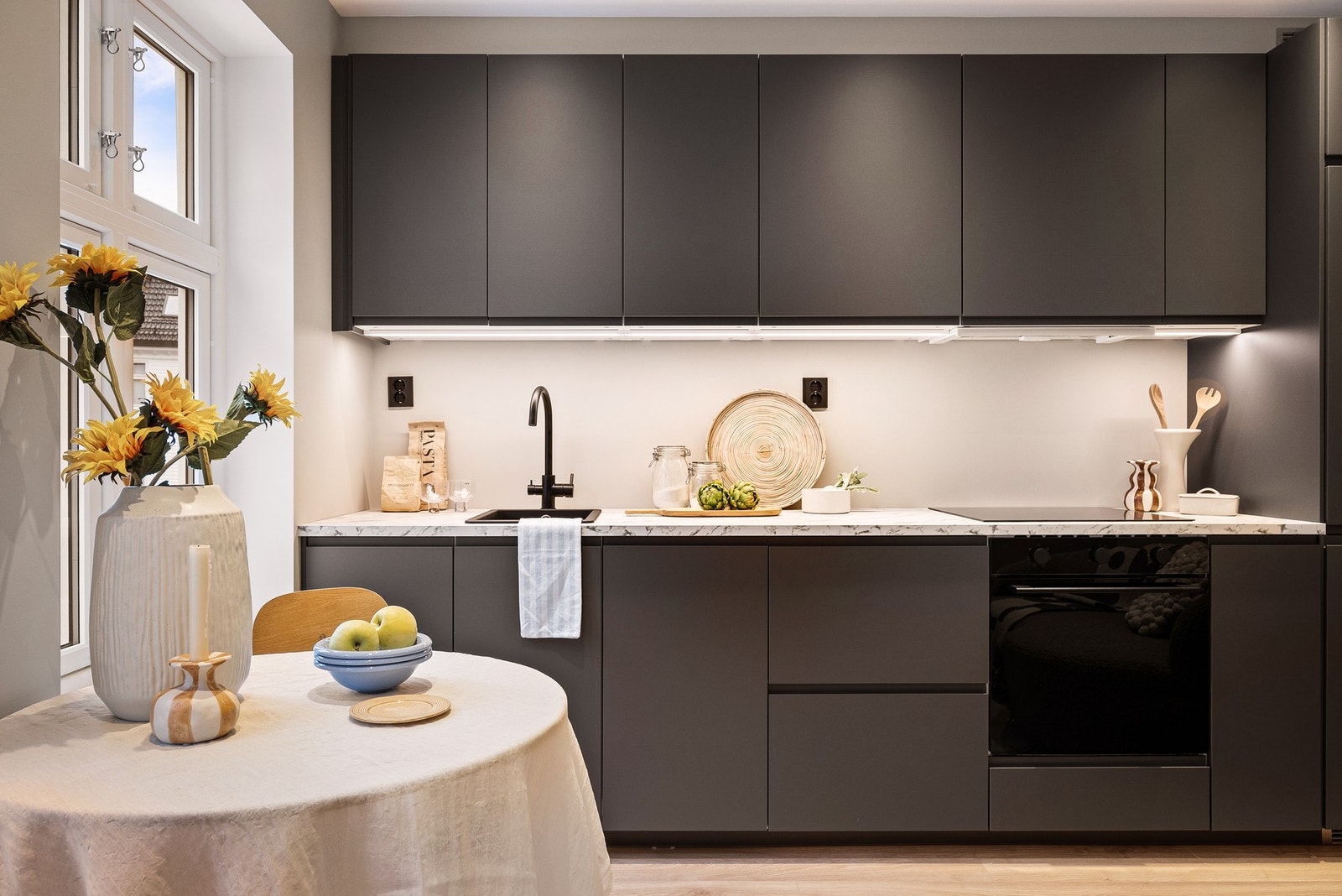 Slette fronter og lys under overskapene Galleribilde