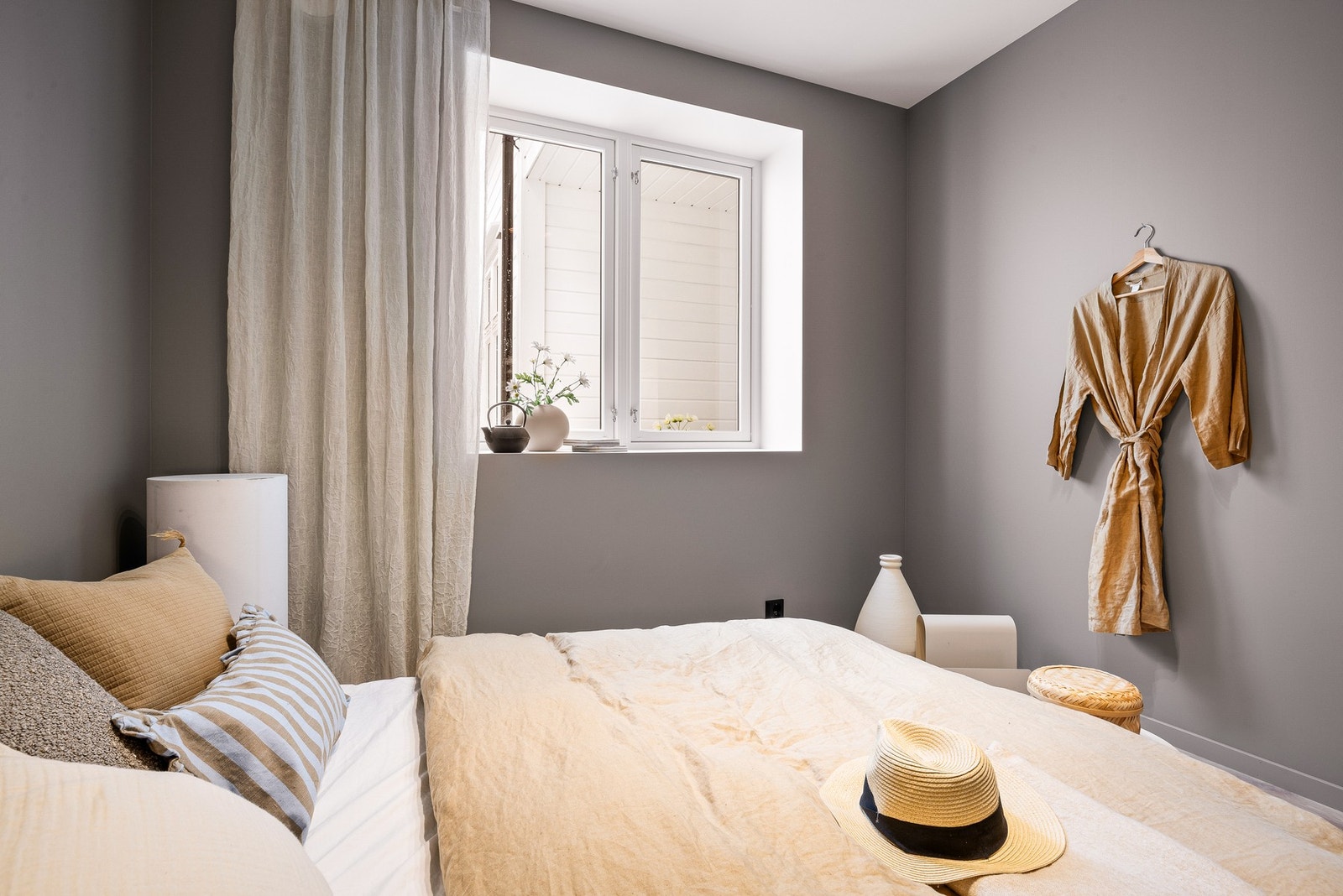 Vindu mot bakgård og balkong Galleribilde