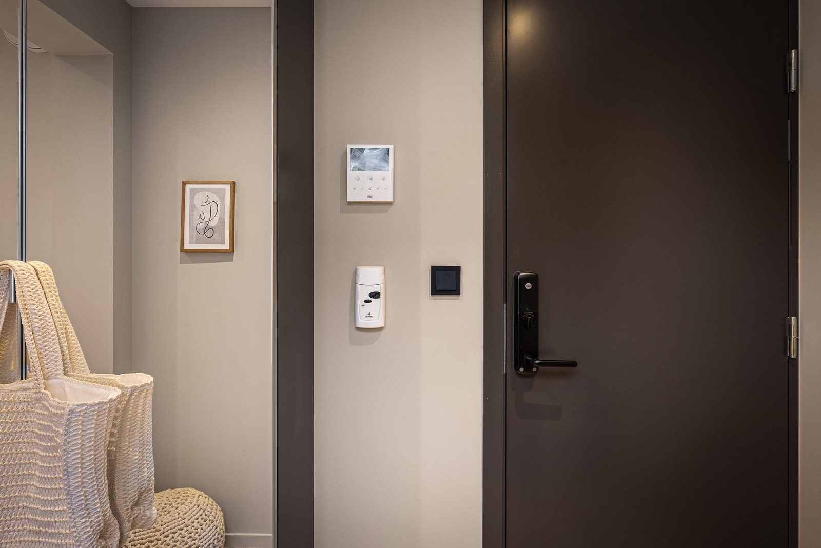 Døråpner med kamera og Yaledoorman Galleribilde