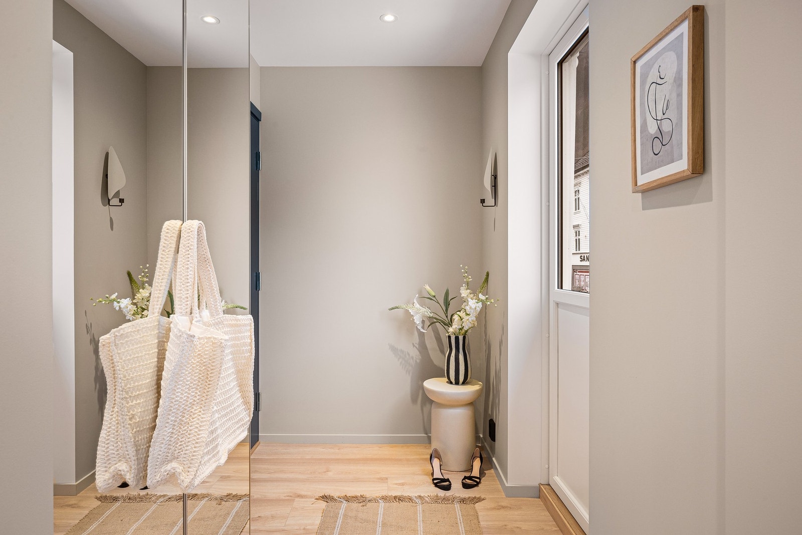 Entré med garderobeskap Galleribilde