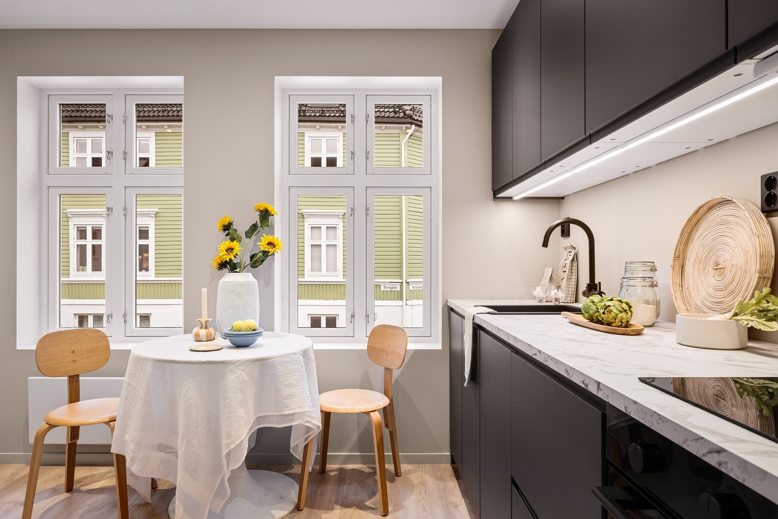 Stue og kjøkken i åpen løsning Galleribilde