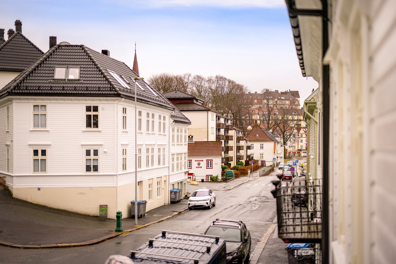 Fra balkongen har man god oversikt over nabolaget Galleribilde