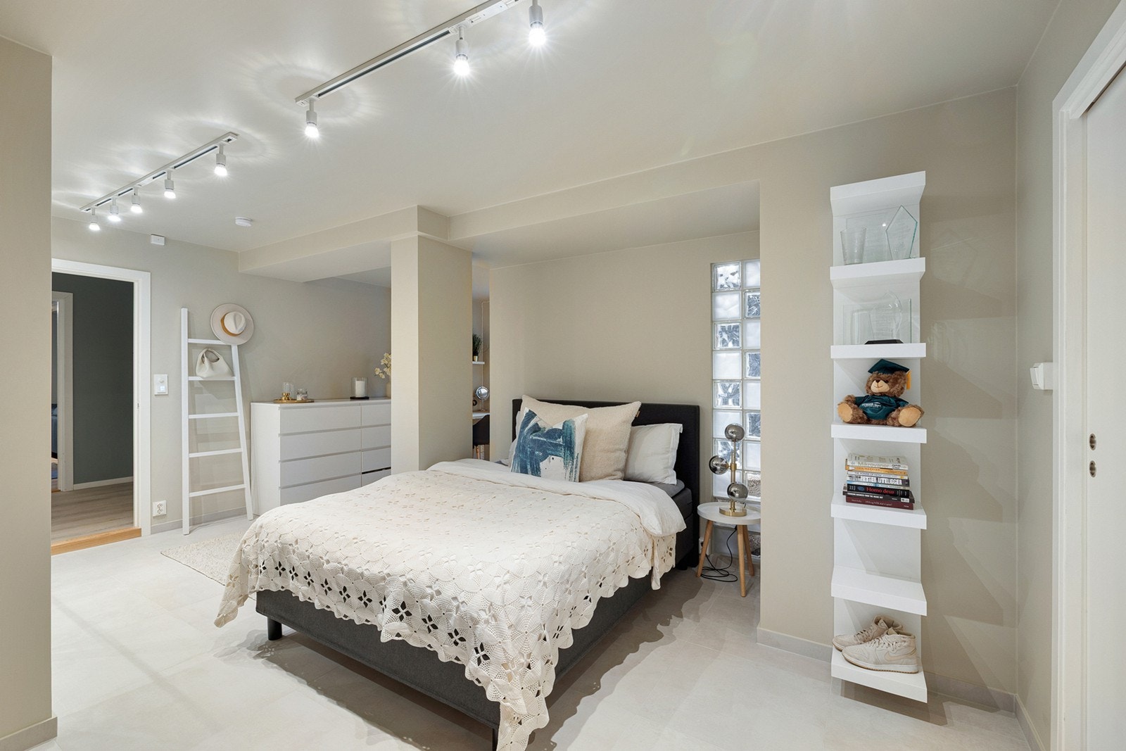 Soverom 4 - Delikat og romslig soverom med lyse overflater, flislagt gulv med gulvvarme og god belysning som gir en behagelig og lun atmosfære. Galleribilde