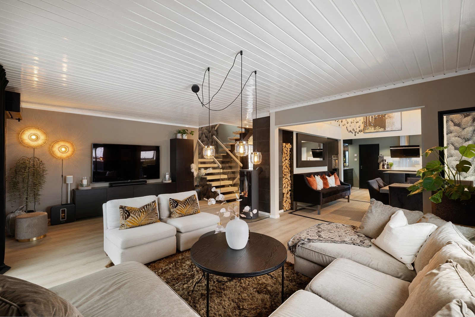 Stuen er utstyrt med peisovn som gir både varme og en hyggelig atmosfære, i tillegg til varmepumpe og gulvvarme i hele 1. etasje. Galleribilde