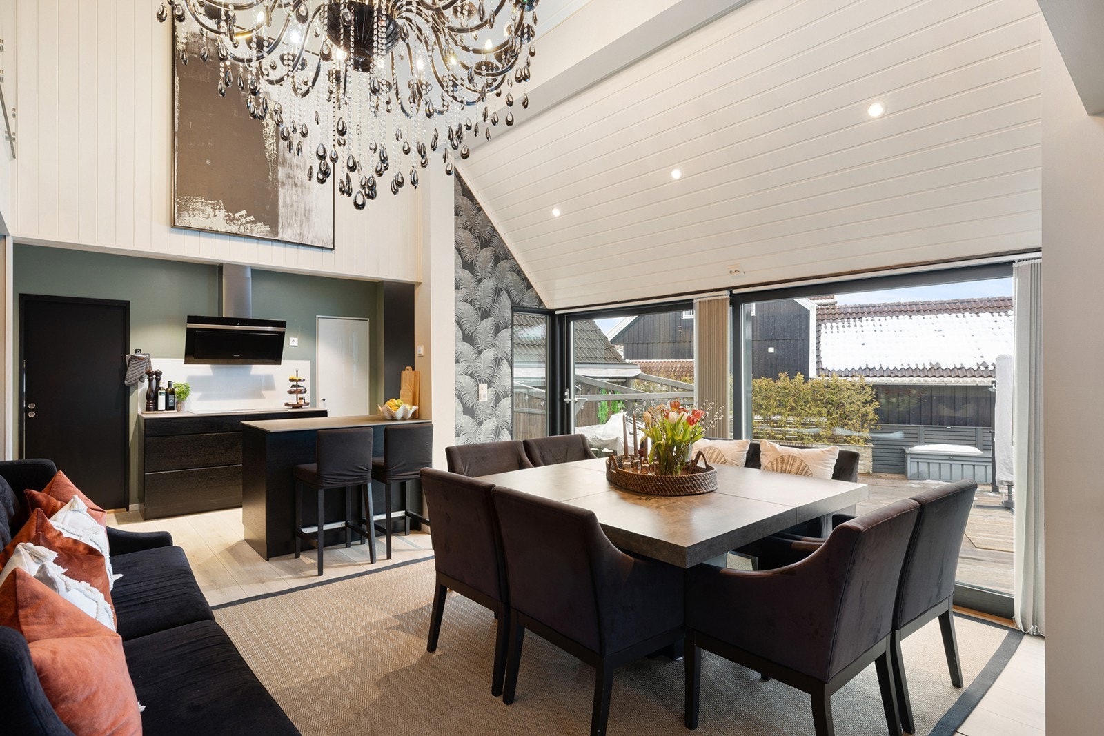 Det er god plass til stort spisebord, perfekt for hyggelige middager med familie og venner. Galleribilde