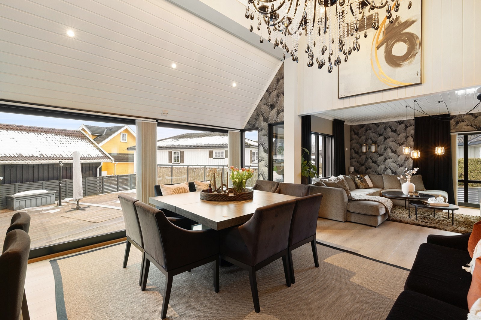 Flott og innbydende spisestue med god takhøyde som gir en luftig og eksklusiv romfølelse. Galleribilde