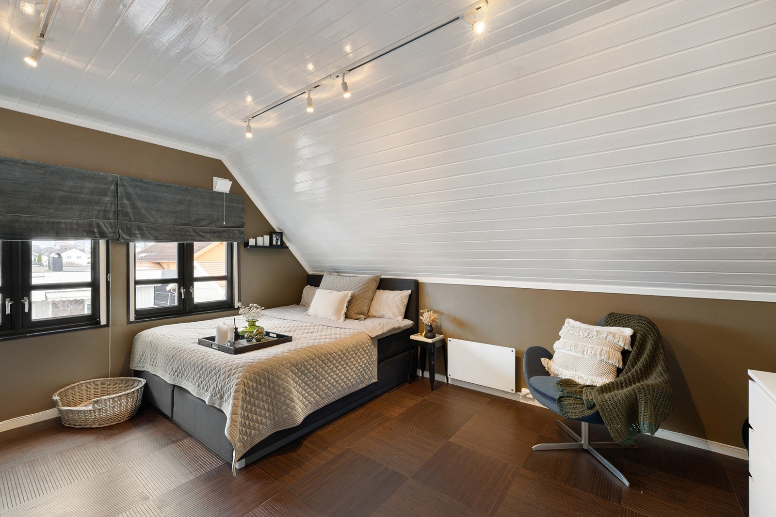 Soverom 2 - Lunt og innbydende soverom i loftetasjen med skråtak som gir rommet særpreg og god atmosfære. Gode vindusflater gir fint lysinnslipp og bidrar til en luftig romfølelse. Galleribilde