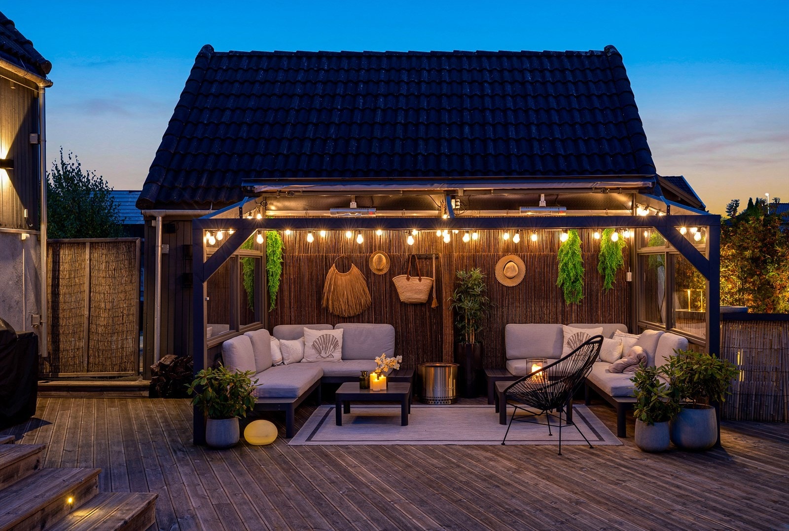 Uteområdet er pent opparbeidet med stemningsfull belysning som skaper en lun atmosfære på kveldstid. Galleribilde