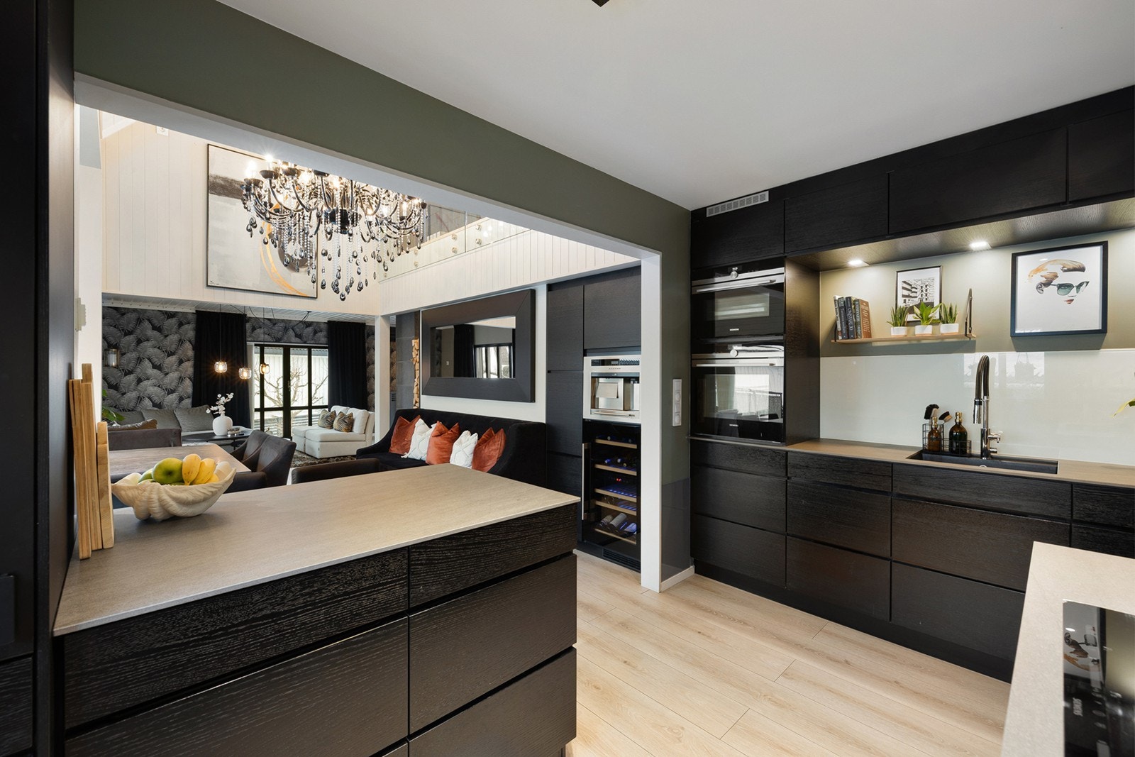 Kjøkkenet er godt utstyrt med integrerte hvitevarer, herunder oppvaskmaskin, stekeovn og nedfelt platetopp med ventilator over. I tillegg finner man integrert vinskap og isbitmaskin. Galleribilde