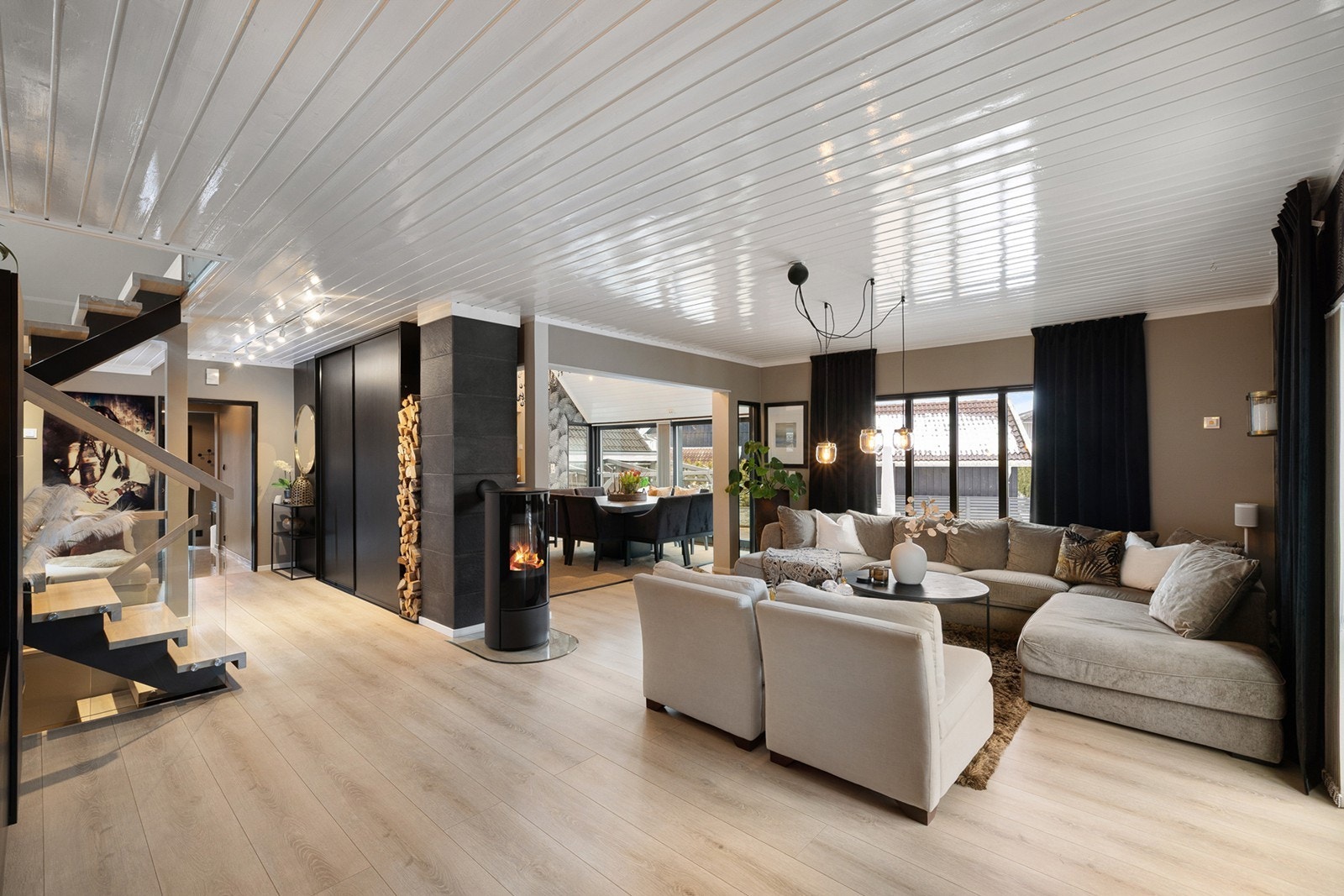 Lys og romslig stue med god plass til flere sittegrupper og naturlig soneinndeling mot spisestue. Galleribilde