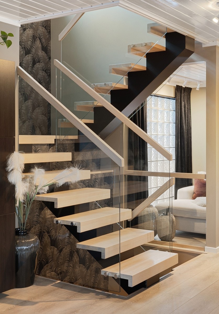 Flott trappeløsning binder etasjene sammen på en elegant måte. Galleribilde