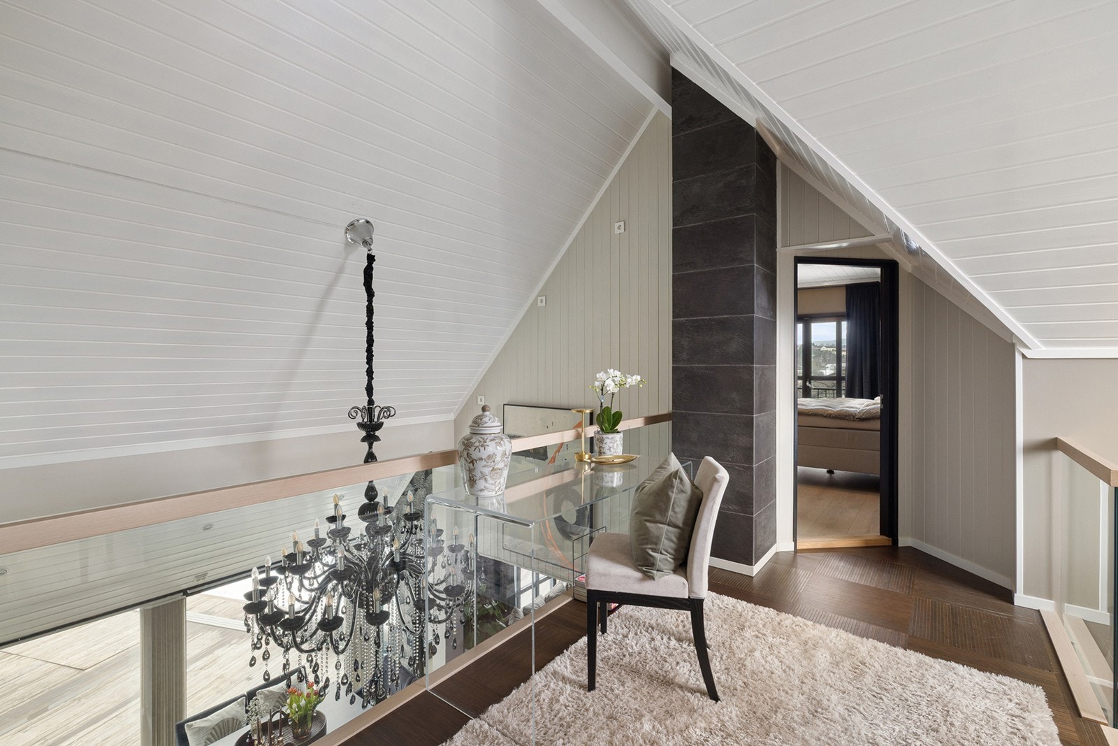 Lys og luftig gang i loftetasjen med skråtak som gir rommet en lun og karakterfull atmosfære. Galleribilde