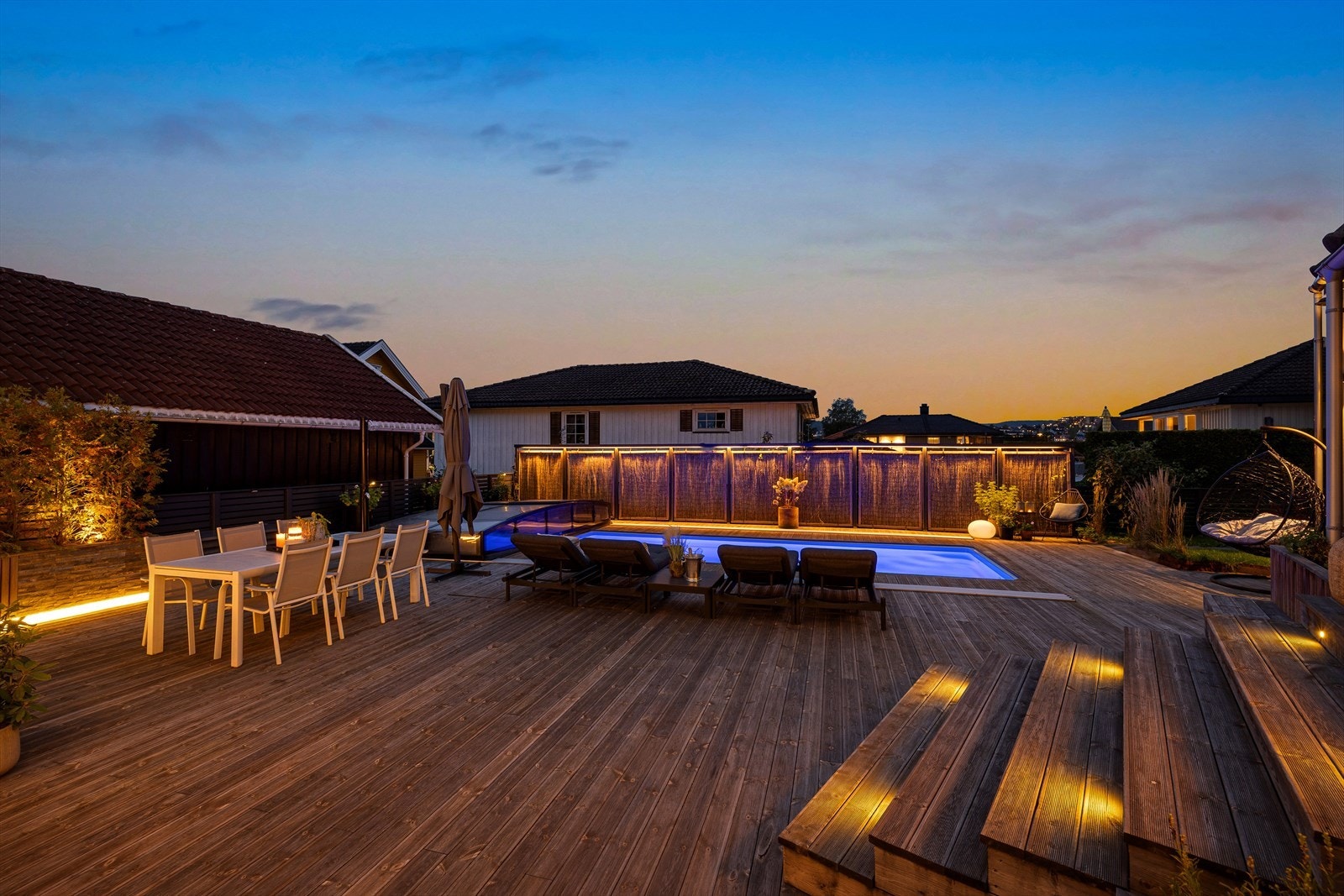 Uteplassen fremstår som en naturlig forlengelse av boligen, med gode solforhold og flere soner for både avslapning og hyggelige lag. Galleribilde