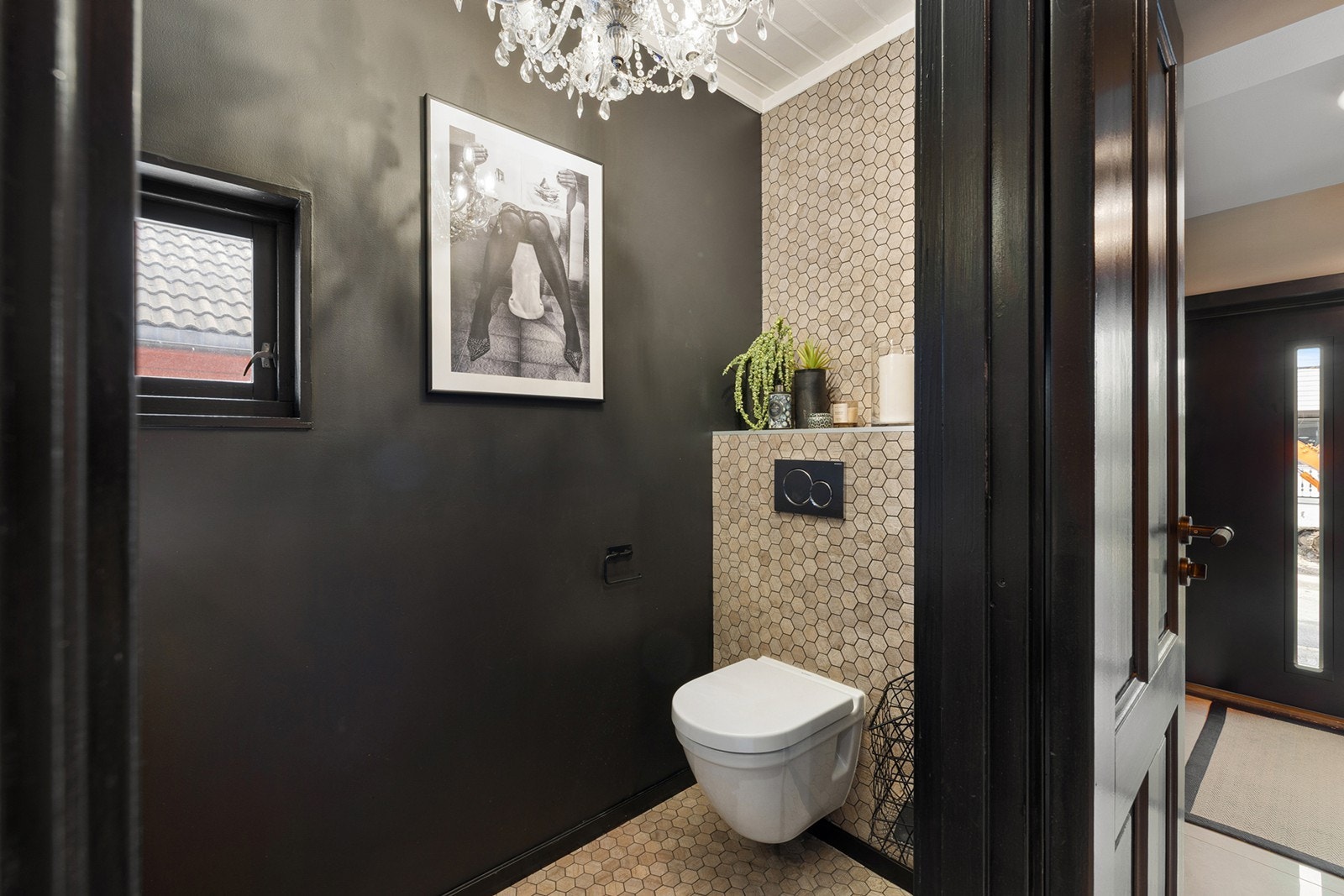 Toalettrom med flislagt gulv med gulvvarme. Vindu sørger for naturlig lys og mulighet for ventilasjon. Galleribilde