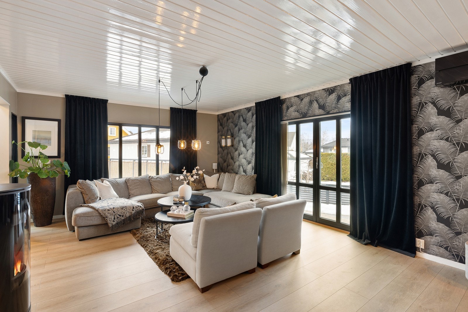 Store vindusflater slipper inn rikelig med dagslys og gir en luftig romfølelse. Galleribilde