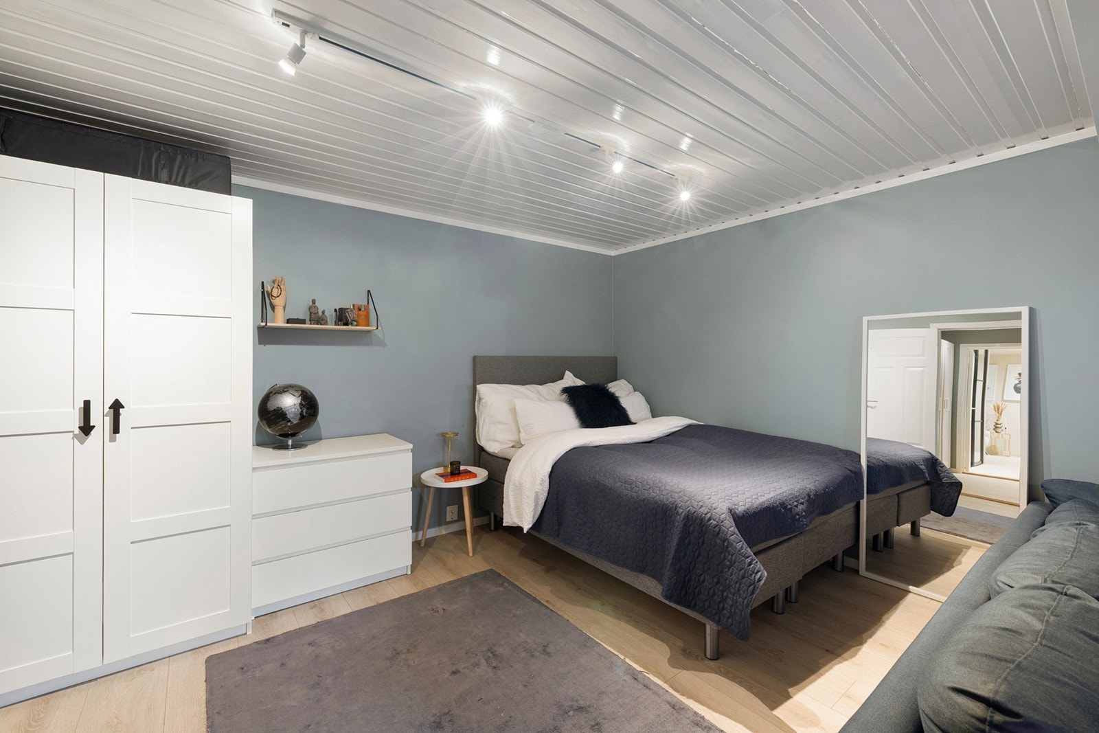 Soverom 3- Her er det plass til både seng, sofa og arbeidsplass gjør rommet ideelt som ungdomsrom, gjesterom eller en egen TV-stue. Galleribilde