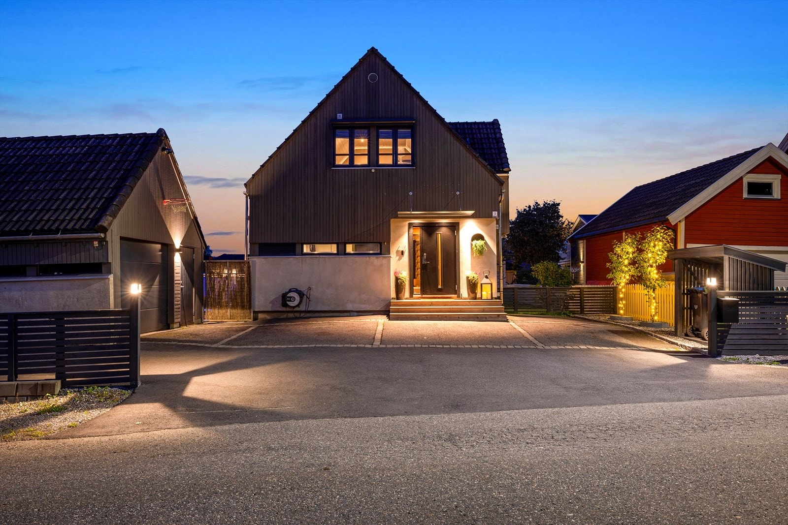 Det er gode parkeringsmuligheter med plass i garasje samt parkering på egen tomt. Det er også installert elbillader. Galleribilde