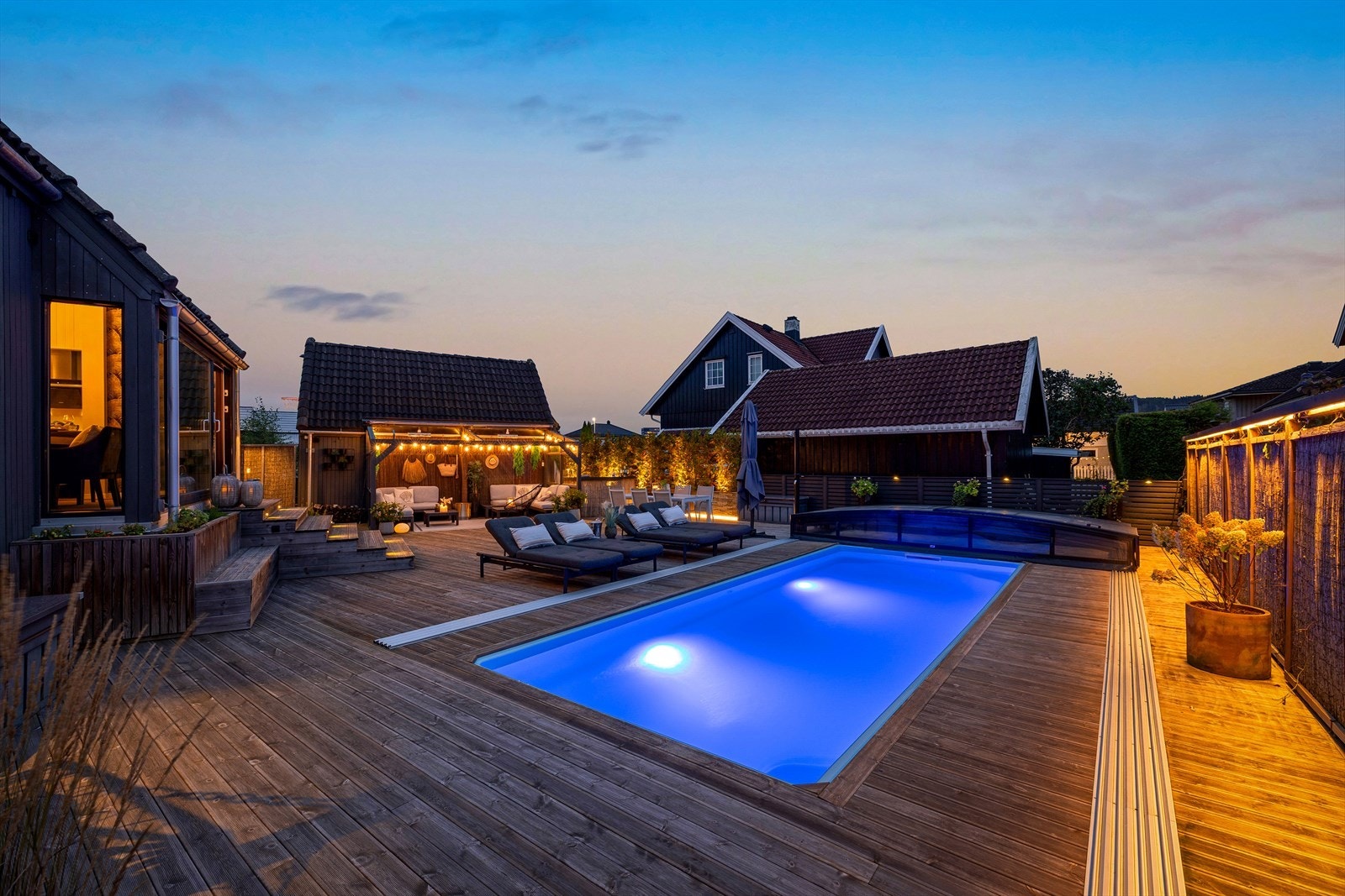 Pent opparbeidet med store, solrike terrasser, innbydende basseng og et hyggelig lysthus. Galleribilde